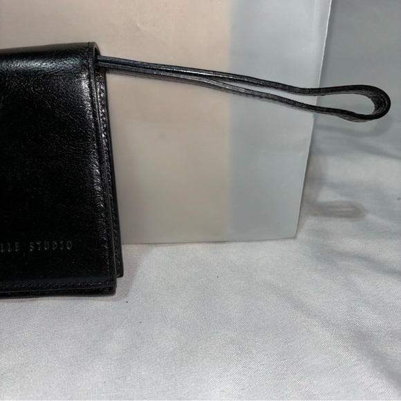 Wilsons Leather PELLE STUDIO Italian Leather Clutch pull Wristlet Strap - Picture 2 of 8